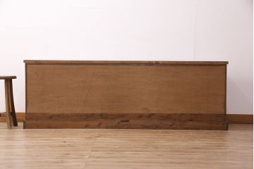 箪笥をローチェストにリメイク!ヒノキ無垢材の天板を取り付け、割れや傷みがある部分は新材に入れ替え。現状の色味を残した仕上げに。