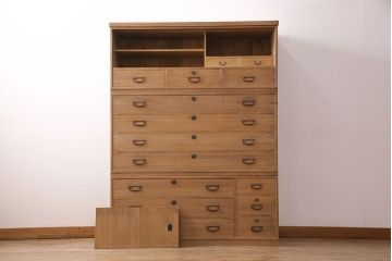 3段重ね桐箪笥を綺麗に再生!高品質リペアをし、指定箇所の金具を交換。蜜蝋ワックスで仕上げ。