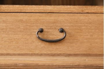 3段重ね桐箪笥を綺麗に再生!高品質リペアをし、指定箇所の金具を交換。蜜蝋ワックスで仕上げ。