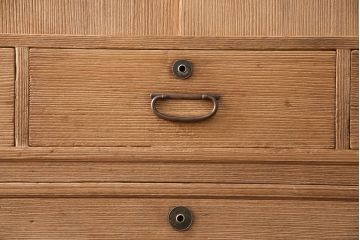 3段重ね桐箪笥を綺麗に再生!高品質リペアをし、指定箇所の金具を交換。蜜蝋ワックスで仕上げ。