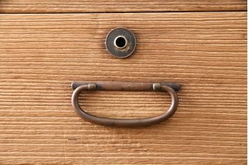 3段重ね桐箪笥を綺麗に再生!高品質リペアをし、指定箇所の金具を交換。蜜蝋ワックスで仕上げ。