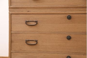 3段重ね桐箪笥を綺麗に再生!高品質リペアをし、指定箇所の金具を交換。蜜蝋ワックスで仕上げ。