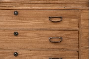 3段重ね桐箪笥を綺麗に再生!高品質リペアをし、指定箇所の金具を交換。蜜蝋ワックスで仕上げ。
