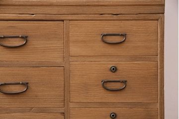 3段重ね桐箪笥を綺麗に再生!高品質リペアをし、指定箇所の金具を交換。蜜蝋ワックスで仕上げ。
