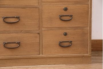 3段重ね桐箪笥を綺麗に再生!高品質リペアをし、指定箇所の金具を交換。蜜蝋ワックスで仕上げ。
