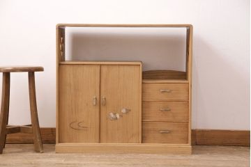 桐材収納棚を茶棚にリメイク!棚下のローラーを取り外し、透かし彫りを復元。右側引き出し上部に渡し板を取り付け。蜜蝋ワックス仕上げに。