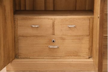 桐材収納棚を茶棚にリメイク!棚下のローラーを取り外し、透かし彫りを復元。右側引き出し上部に渡し板を取り付け。蜜蝋ワックス仕上げに。