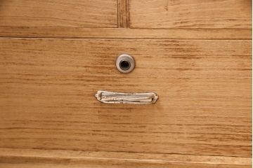 桐材収納棚を茶棚にリメイク!棚下のローラーを取り外し、透かし彫りを復元。右側引き出し上部に渡し板を取り付け。蜜蝋ワックス仕上げに。