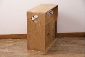 桐材収納棚を茶棚にリメイク!棚下のローラーを取り外し、透かし彫りを復元。右側引き出し上部に渡し板を取り付け。蜜蝋ワックス仕上げに。