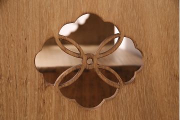 桐材収納棚を茶棚にリメイク!棚下のローラーを取り外し、透かし彫りを復元。右側引き出し上部に渡し板を取り付け。蜜蝋ワックス仕上げに。