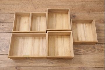 桐材収納棚を茶棚にリメイク!棚下のローラーを取り外し、透かし彫りを復元。右側引き出し上部に渡し板を取り付け。蜜蝋ワックス仕上げに。