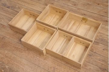 桐材収納棚を茶棚にリメイク!棚下のローラーを取り外し、透かし彫りを復元。右側引き出し上部に渡し板を取り付け。蜜蝋ワックス仕上げに。