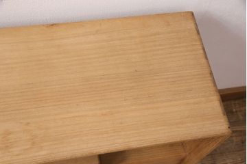 桐材収納棚を茶棚にリメイク!棚下のローラーを取り外し、透かし彫りを復元。右側引き出し上部に渡し板を取り付け。蜜蝋ワックス仕上げに。