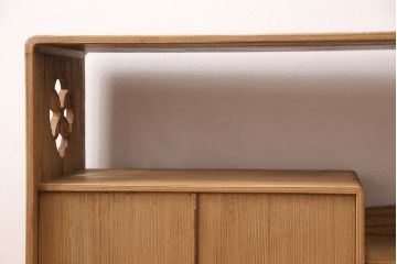 桐材収納棚を茶棚にリメイク!棚下のローラーを取り外し、透かし彫りを復元。右側引き出し上部に渡し板を取り付け。蜜蝋ワックス仕上げに。