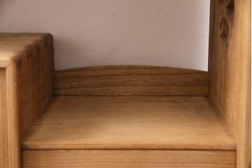 桐材収納棚を茶棚にリメイク!棚下のローラーを取り外し、透かし彫りを復元。右側引き出し上部に渡し板を取り付け。蜜蝋ワックス仕上げに。