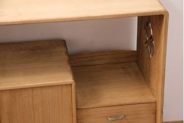 桐材収納棚を茶棚にリメイク!棚下のローラーを取り外し、透かし彫りを復元。右側引き出し上部に渡し板を取り付け。蜜蝋ワックス仕上げに。