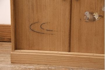 桐材収納棚を茶棚にリメイク!棚下のローラーを取り外し、透かし彫りを復元。右側引き出し上部に渡し板を取り付け。蜜蝋ワックス仕上げに。