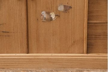 桐材収納棚を茶棚にリメイク!棚下のローラーを取り外し、透かし彫りを復元。右側引き出し上部に渡し板を取り付け。蜜蝋ワックス仕上げに。