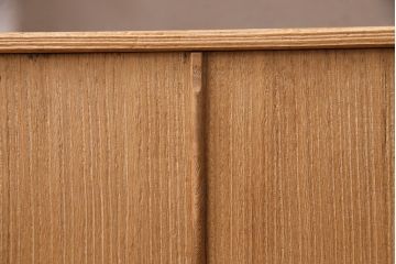 桐材収納棚を茶棚にリメイク!棚下のローラーを取り外し、透かし彫りを復元。右側引き出し上部に渡し板を取り付け。蜜蝋ワックス仕上げに。