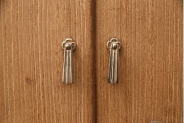 桐材収納棚を茶棚にリメイク!棚下のローラーを取り外し、透かし彫りを復元。右側引き出し上部に渡し板を取り付け。蜜蝋ワックス仕上げに。