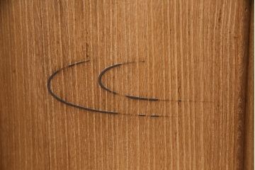 桐材収納棚を茶棚にリメイク!棚下のローラーを取り外し、透かし彫りを復元。右側引き出し上部に渡し板を取り付け。蜜蝋ワックス仕上げに。