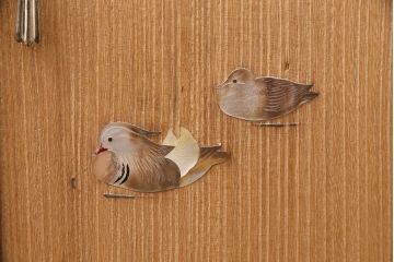 桐材収納棚を茶棚にリメイク!棚下のローラーを取り外し、透かし彫りを復元。右側引き出し上部に渡し板を取り付け。蜜蝋ワックス仕上げに。