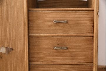 桐材収納棚を茶棚にリメイク!棚下のローラーを取り外し、透かし彫りを復元。右側引き出し上部に渡し板を取り付け。蜜蝋ワックス仕上げに。