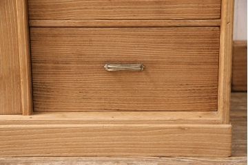 桐材収納棚を茶棚にリメイク!棚下のローラーを取り外し、透かし彫りを復元。右側引き出し上部に渡し板を取り付け。蜜蝋ワックス仕上げに。