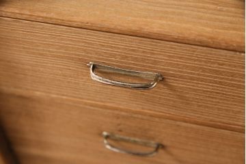 桐材収納棚を茶棚にリメイク!棚下のローラーを取り外し、透かし彫りを復元。右側引き出し上部に渡し板を取り付け。蜜蝋ワックス仕上げに。