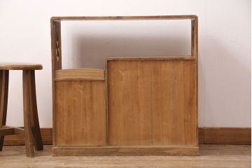桐材収納棚を茶棚にリメイク!棚下のローラーを取り外し、透かし彫りを復元。右側引き出し上部に渡し板を取り付け。蜜蝋ワックス仕上げに。