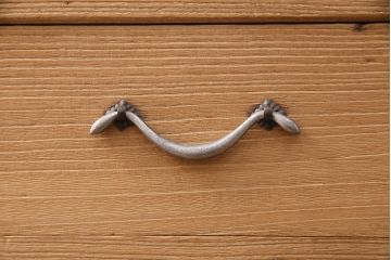 桐箪笥を綺麗に再生!高品質リペアをし、蜜蝋ワックスで仕上げ。