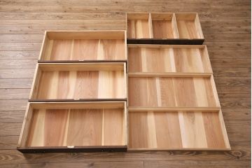 3段重ね桐箪笥をお好みのデザインにリメイク!上段の引き戸に透かし彫りとクリアガラスを追加、引手を交換。飾り棚を1枚の棚板に変更。高品質リペアを施し、着色仕上げ。