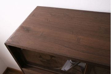 3段重ね桐箪笥をお好みのデザインにリメイク!上段の引き戸に透かし彫りとクリアガラスを追加、引手を交換。飾り棚を1枚の棚板に変更。高品質リペアを施し、着色仕上げ。