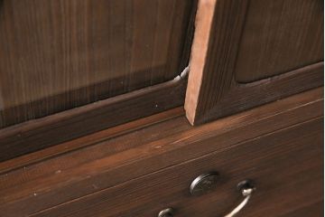 3段重ね桐箪笥をお好みのデザインにリメイク!上段の引き戸に透かし彫りとクリアガラスを追加、引手を交換。飾り棚を1枚の棚板に変更。高品質リペアを施し、着色仕上げ。