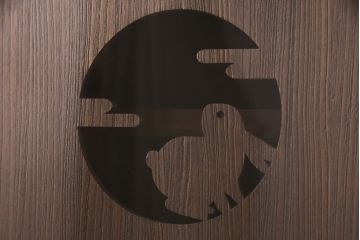 3段重ね桐箪笥をお好みのデザインにリメイク!上段の引き戸に透かし彫りとクリアガラスを追加、引手を交換。飾り棚を1枚の棚板に変更。高品質リペアを施し、着色仕上げ。