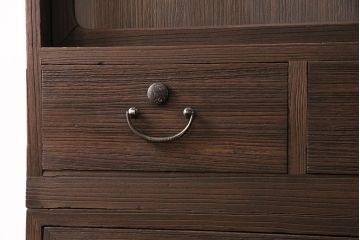 3段重ね桐箪笥をお好みのデザインにリメイク!上段の引き戸に透かし彫りとクリアガラスを追加、引手を交換。飾り棚を1枚の棚板に変更。高品質リペアを施し、着色仕上げ。