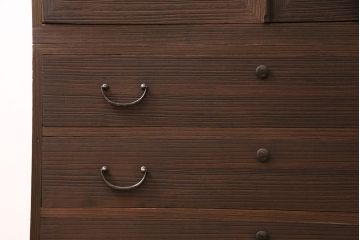 3段重ね桐箪笥をお好みのデザインにリメイク!上段の引き戸に透かし彫りとクリアガラスを追加、引手を交換。飾り棚を1枚の棚板に変更。高品質リペアを施し、着色仕上げ。