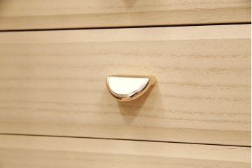 箪笥を綺麗に再生!水没した箪笥に高品質リペアを施し、使用できるように修理。