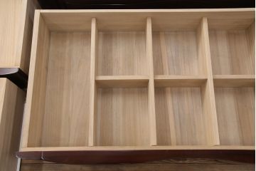 箪笥を綺麗に再生!水没した箪笥に高品質リペアを施し、使用できるように修理。