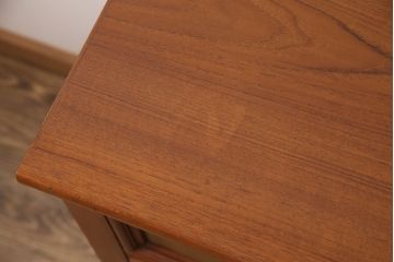 整理箪笥をチェストにリメイク!箪笥の左上・引き出し4杯を使用。引手を交換し、脚を取り付け。明るめのブラウンに着色仕上げ。