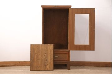 整理箪笥、洋箪笥を戸棚にリメイク!戸の装飾を活かしてクリアガラスをはめ込み、ハンドルを取り付け。引き出しをリサイズし、脚を取り付けて明るめのブラウンに着色仕上げ。
