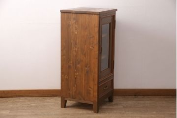 整理箪笥、洋箪笥を戸棚にリメイク!戸の装飾を活かしてクリアガラスをはめ込み、ハンドルを取り付け。引き出しをリサイズし、脚を取り付けて明るめのブラウンに着色仕上げ。