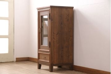 整理箪笥、洋箪笥を戸棚にリメイク!戸の装飾を活かしてクリアガラスをはめ込み、ハンドルを取り付け。引き出しをリサイズし、脚を取り付けて明るめのブラウンに着色仕上げ。