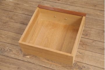 整理箪笥、洋箪笥を戸棚にリメイク!戸の装飾を活かしてクリアガラスをはめ込み、ハンドルを取り付け。引き出しをリサイズし、脚を取り付けて明るめのブラウンに着色仕上げ。