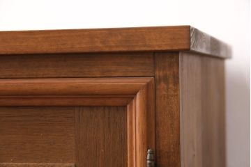 整理箪笥、洋箪笥を戸棚にリメイク!戸の装飾を活かしてクリアガラスをはめ込み、ハンドルを取り付け。引き出しをリサイズし、脚を取り付けて明るめのブラウンに着色仕上げ。