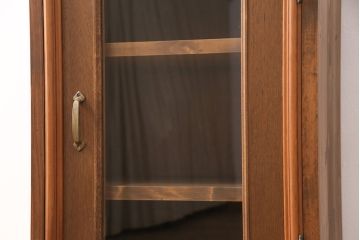 整理箪笥、洋箪笥を戸棚にリメイク!戸の装飾を活かしてクリアガラスをはめ込み、ハンドルを取り付け。引き出しをリサイズし、脚を取り付けて明るめのブラウンに着色仕上げ。
