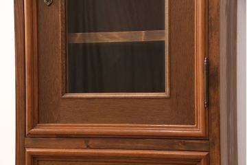 整理箪笥、洋箪笥を戸棚にリメイク!戸の装飾を活かしてクリアガラスをはめ込み、ハンドルを取り付け。引き出しをリサイズし、脚を取り付けて明るめのブラウンに着色仕上げ。