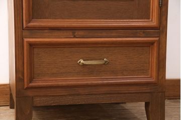 整理箪笥、洋箪笥を戸棚にリメイク!戸の装飾を活かしてクリアガラスをはめ込み、ハンドルを取り付け。引き出しをリサイズし、脚を取り付けて明るめのブラウンに着色仕上げ。