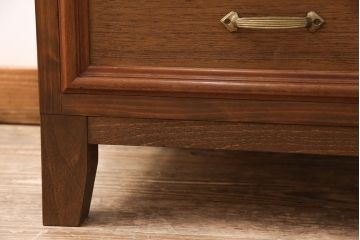 整理箪笥、洋箪笥を戸棚にリメイク!戸の装飾を活かしてクリアガラスをはめ込み、ハンドルを取り付け。引き出しをリサイズし、脚を取り付けて明るめのブラウンに着色仕上げ。