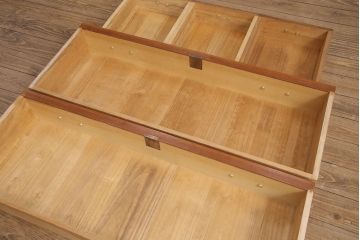 和箪笥をテレビ台にリメイク!箪笥の引き出しを利用。天板は面取りをし、引手と脚を取り付け。明るめのブラウンに着色仕上げ。